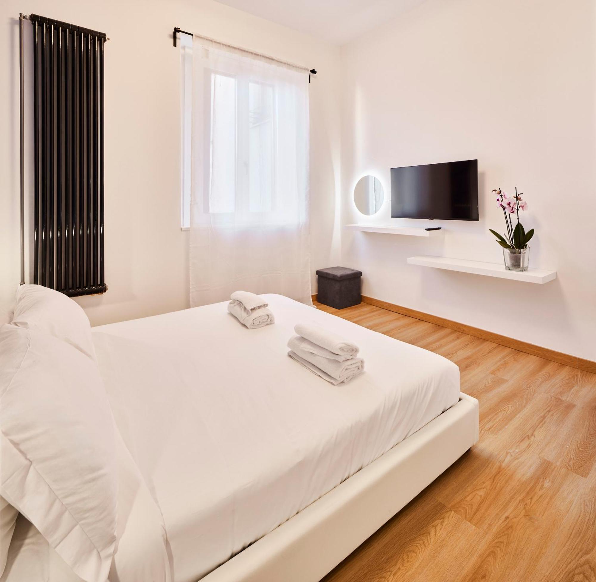 Duomo Charme Apartment Milan Bagian luar foto